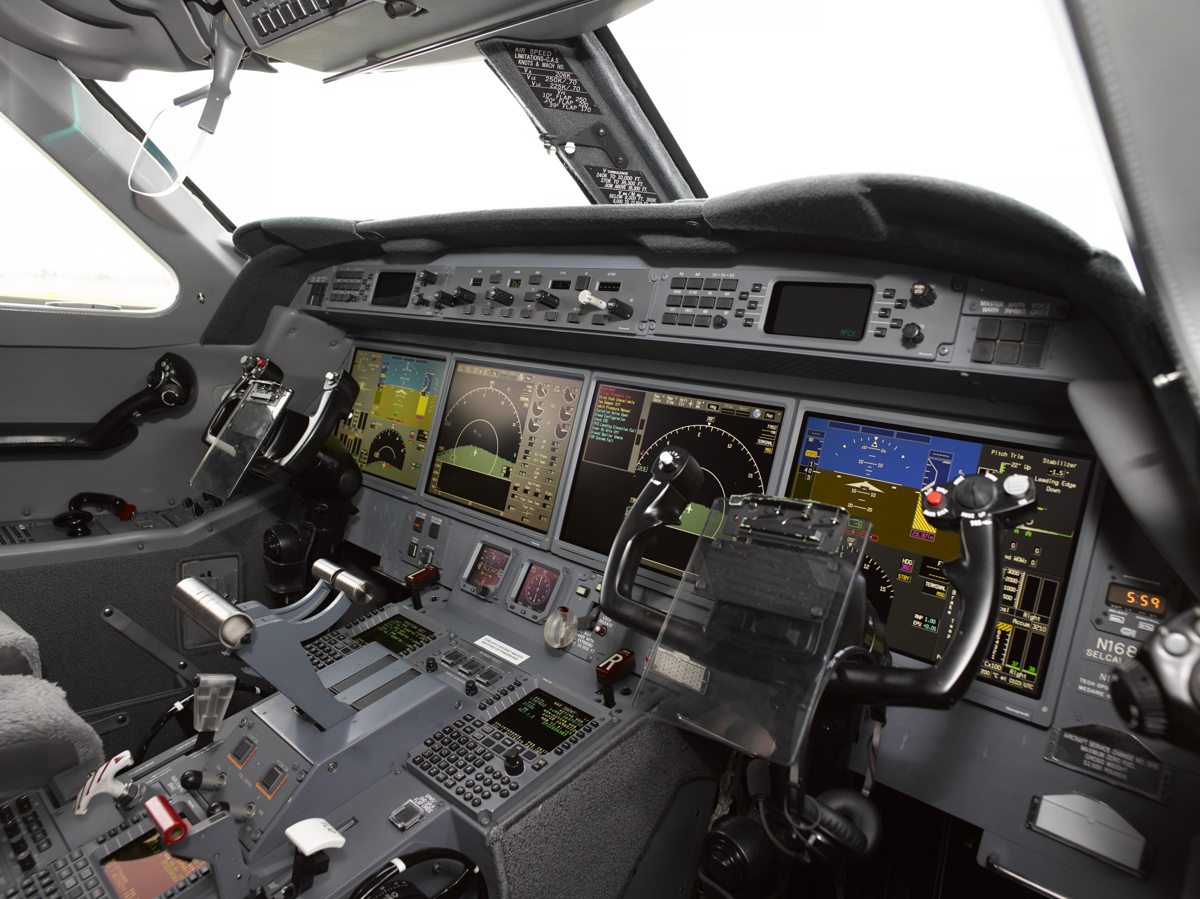 Gulfstream G550 glass cockpit and avionics panels — independent contract captains and first officers